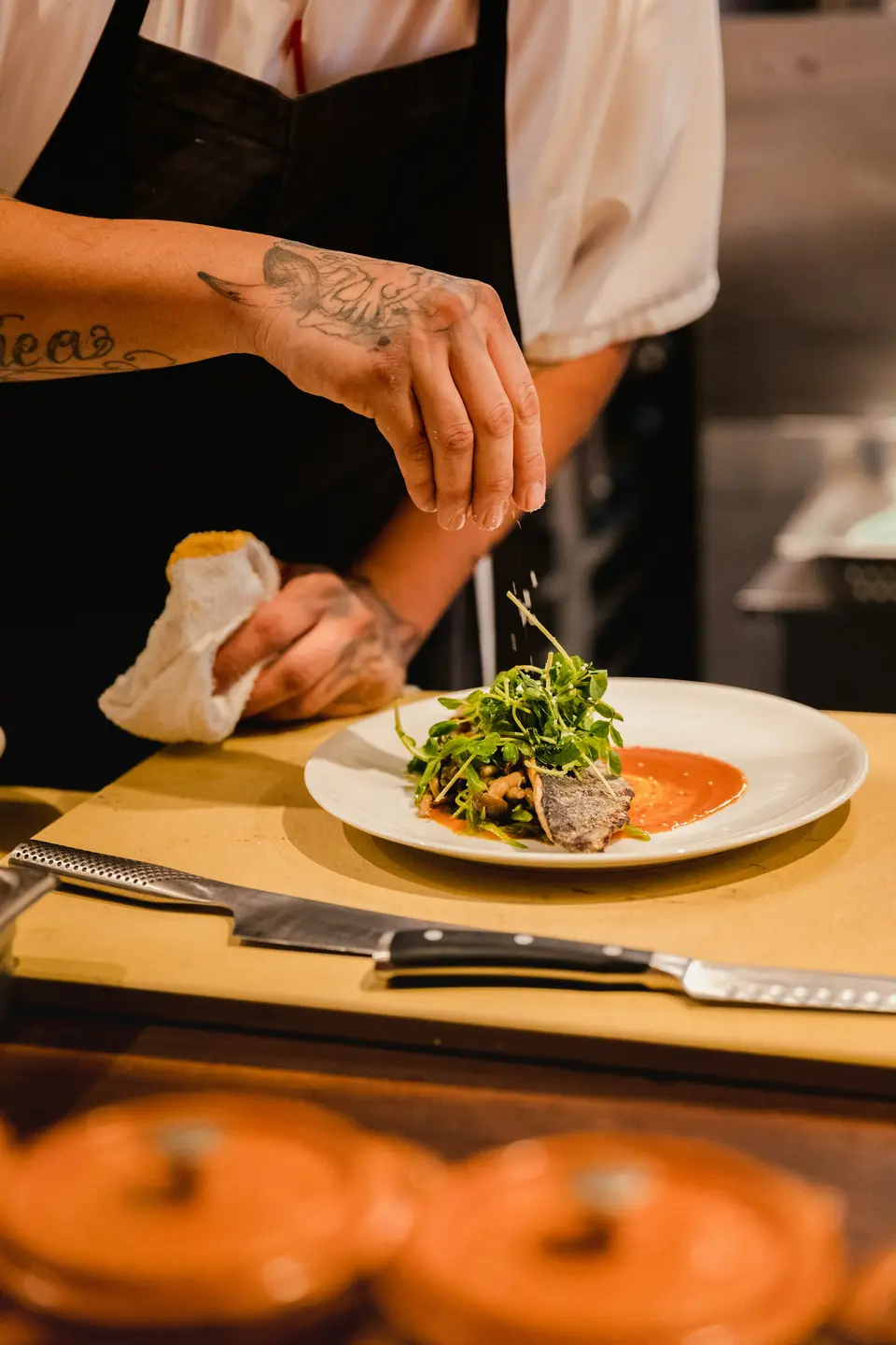Le chef dresse une assiette