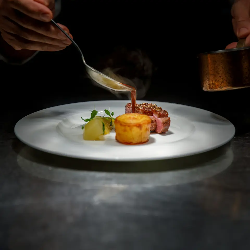Assiette dressée sur une table sombre